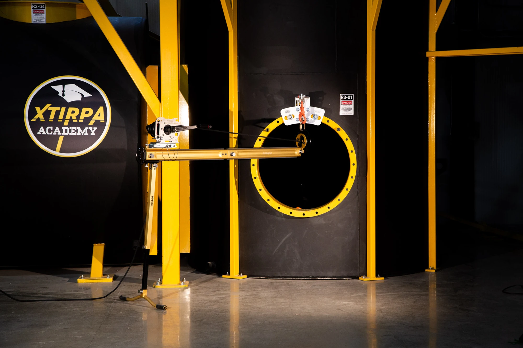 X-Trak-R Hoist For horizontal Rescue | QHSE DIRECTORY